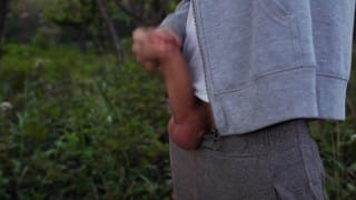 Быстро вздрочнул в лесу огромный член  после того как отлил.  Много кончи.