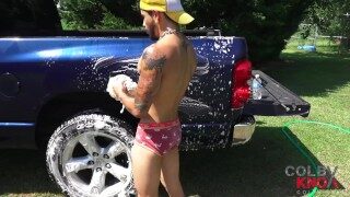 Draven Jerks and Fingers himself in the sun