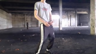 Русского парня чуть не поймали в заброшке пока он дрочил